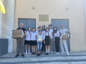 Pupils at in Kharkiv Secondary School, I-II levels №79 with laptops donated as part of the HP Digital Equity for Ukraine initiative; photographed with head teacher Svitlana Kolmykova and volunteers from the Kharkiv Volunteer Union, which helped transport the laptops from Poland to Kharkiv.