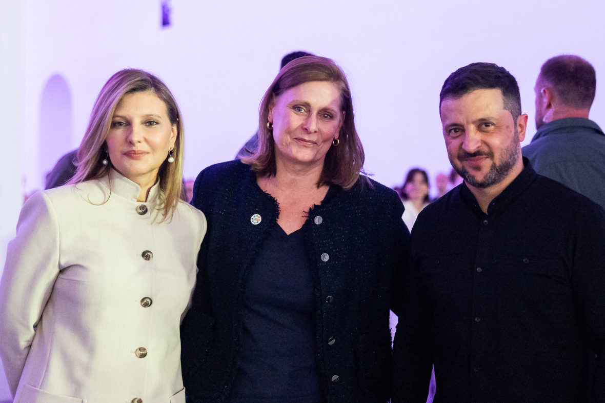 Olena Zelenskaa, Sarah Brown and Voldimir Zelenskyy at the Summit for First Ladies and Gentlemen. Image: Kulakowskiy